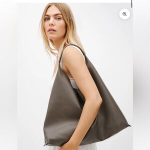 Kelly Tote
European Pebbled Leather Oversized Tote